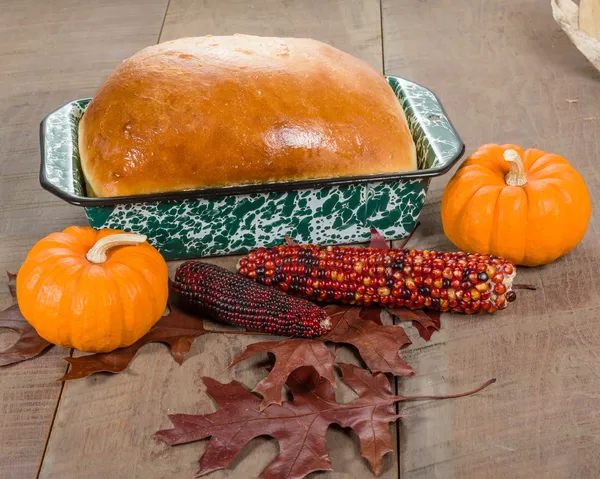 Hausgemachtes Brot zum Herbstessen — Stockfoto