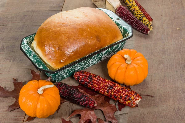 Hausgemachtes Brot zum Herbstessen — Stockfoto