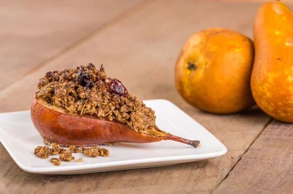 Gebackene Bosc Birne mit Crumble Topping — Stockfoto