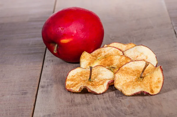 Сушеные ломтики яблока со стеблями — стоковое фото