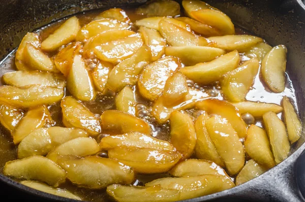 Hogy carmelized desszert alma szeletek — Stock Fotó