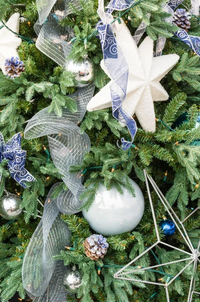 Χριστουγεννιάτικο δέντρο διακοσμημένο με μπλε και λευκό — Φωτογραφία Αρχείου