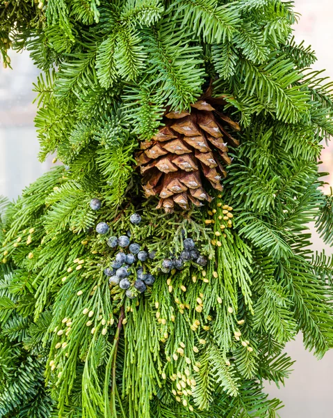 Decorações de Natal fresco com verdes — Fotografia de Stock