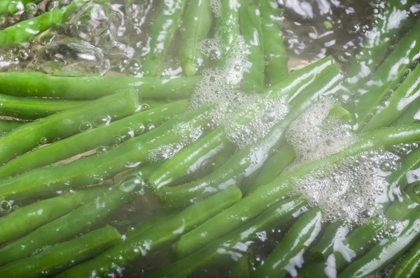 Green beans cooking in boiling water — Stock Photo, Image