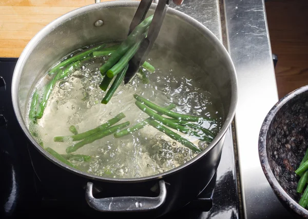 Gröna bönor i cook gryta — Stockfoto