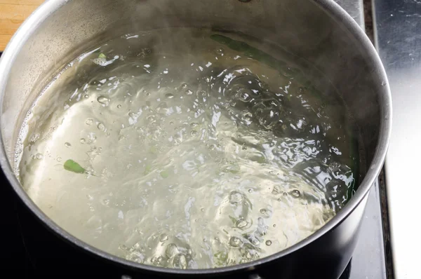 ストーブの鍋に水を沸騰 — ストック写真