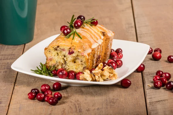 Cranberry walnoot brood op een witte plaat — Stockfoto