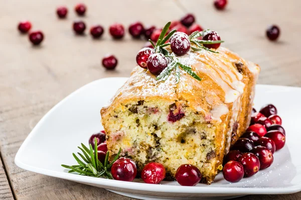 Pain de noix de canneberge sur une assiette blanche — Photo