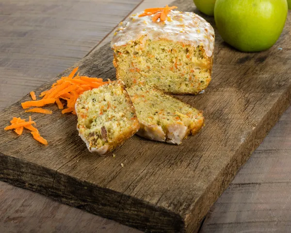 Pastel de café de manzana con zanahorias — Foto de Stock