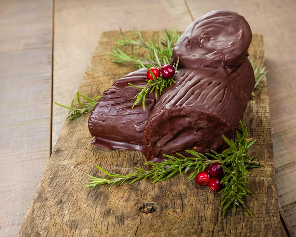 Çikolata yule log ile kızılcık — Stok fotoğraf