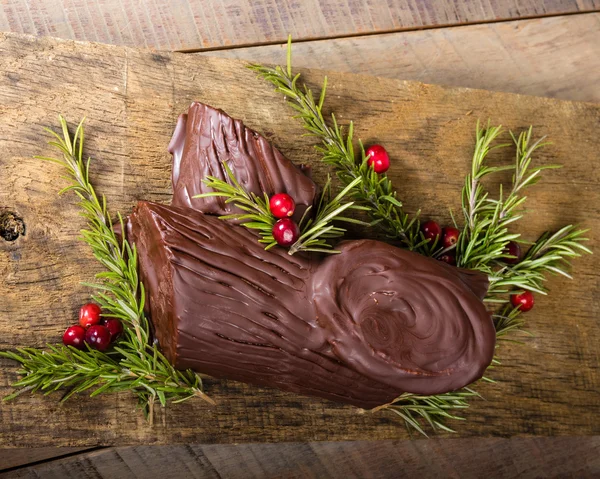 Schokolade yule log mit Preiselbeeren — Stockfoto