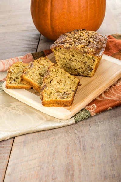 Pain aux noix de citrouille sur planche à découper — Photo