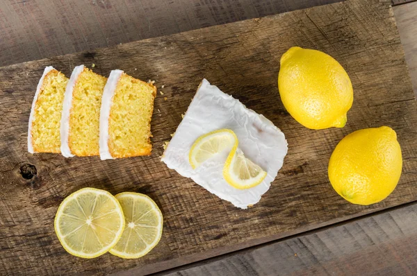 Sliced lemon pound cake with white icing — Stock Photo, Image