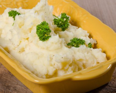 maydanoz ve tereyağı ile patates püresi