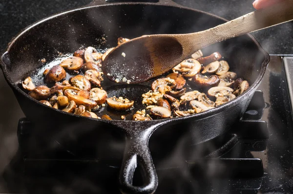 Sautéing nakrájené houby v pánvi — Stock fotografie