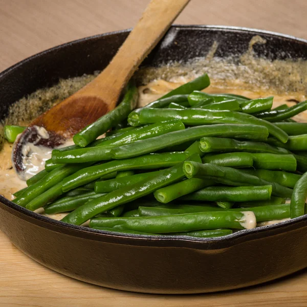 Préparation des haricots verts pour faire une casserole — Photo