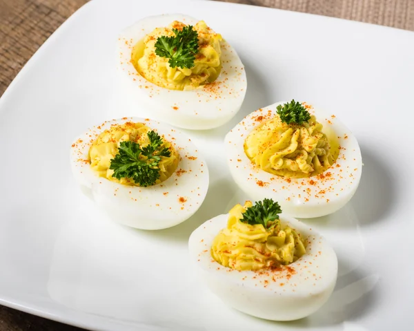 Яйця, прикрашені петрушкою та паприкою — стокове фото