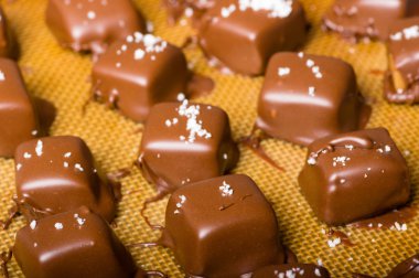 çikolata kaplı karamelli şeker cubes