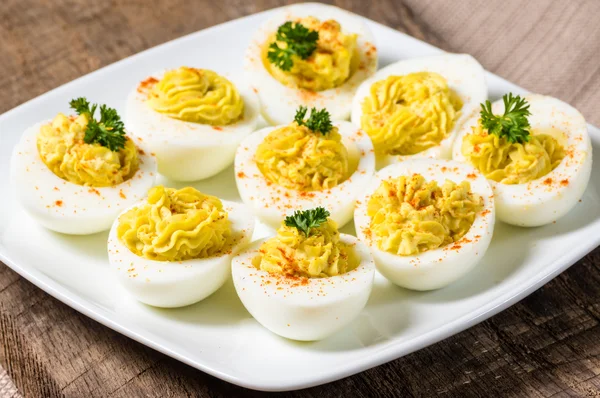 Huevos destartalados decorados con perejil y pimentón — Foto de Stock