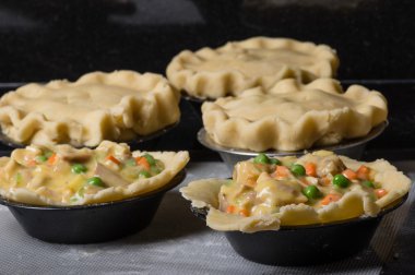 bir mutfakta hazırlanan Türkiye pot pies