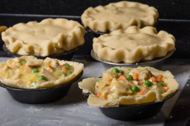 bir mutfakta hazırlanan Türkiye pot pies