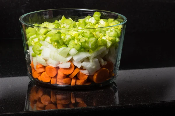 カウンターにみじん切り野菜のボウル — ストック写真