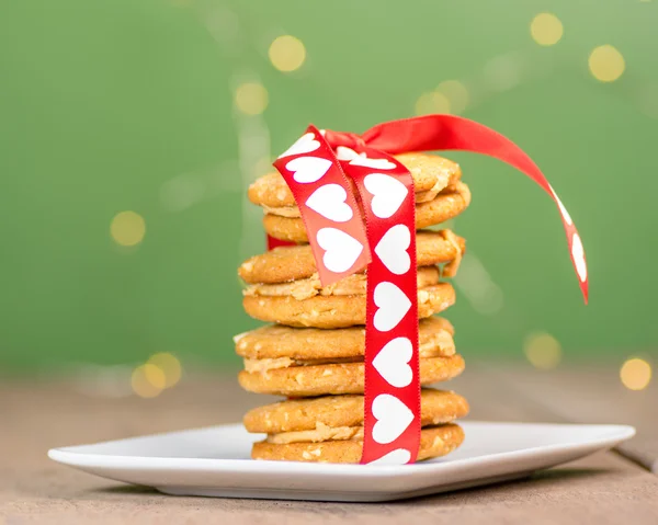 Biscuits Saint-Valentin attachés avec un ruban de coeur — Photo