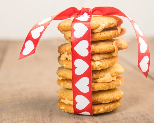 Biscuits Saint-Valentin attachés avec un ruban de coeur — Photo