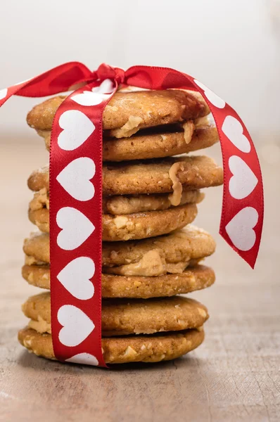 Cookie-uri de Ziua Îndrăgostiților legate cu panglică de inimă — Fotografie, imagine de stoc