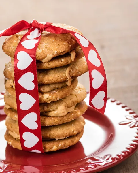 Walentynki ciasteczka związana z serce wstążka — Zdjęcie stockowe