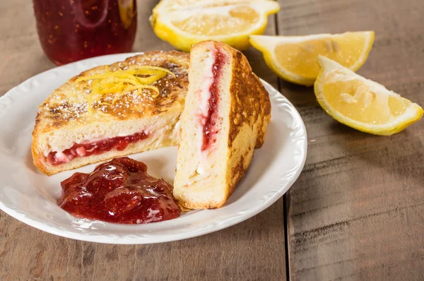 Yumurtalı ekmek krem peynir ve çilekli jöle ile doldurulmuş