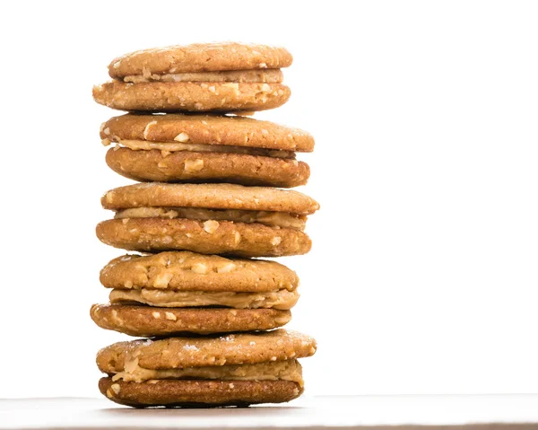 Stapel gefüllter Erdnussbutter-Kekse auf weiß — Stockfoto