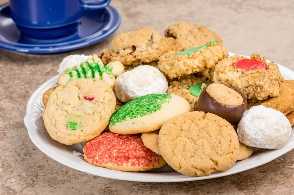 Plade af cookies med kaffekrus - Stock-foto