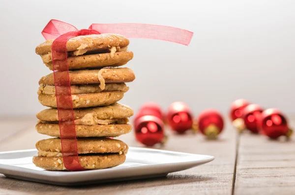 Stapel Weihnachtsplätzchen mit roter Schleife gebunden — Stockfoto