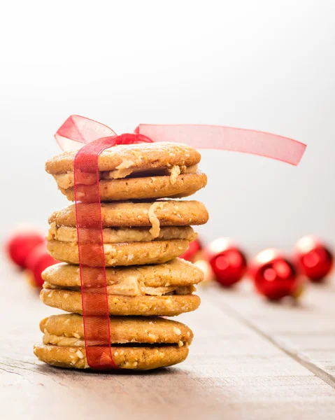 Empilement de biscuits de Noël avec ruban rouge — Photo
