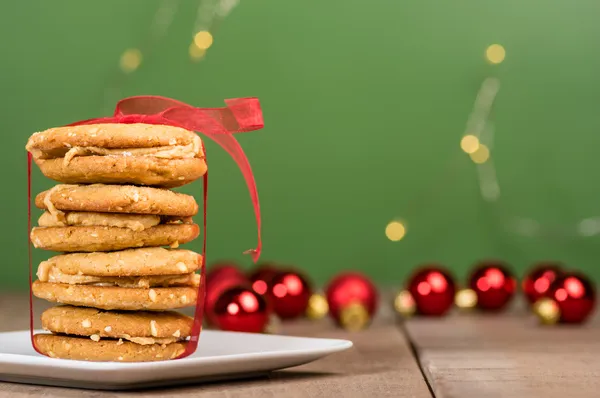 Pilha de biscoitos de Natal amarrado com fita vermelha — Fotografia de Stock