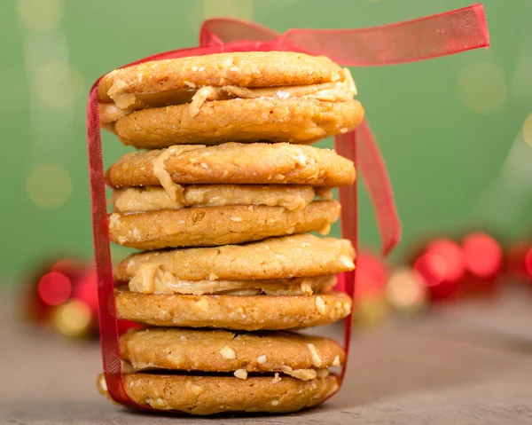 赤いリボンと結ばれるクリスマスのクッキーのスタック — ストック写真