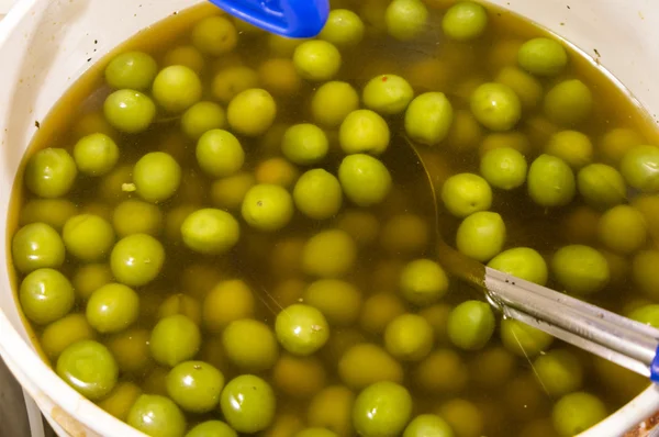 Cubo de aceitunas en un supermercado — Foto de Stock