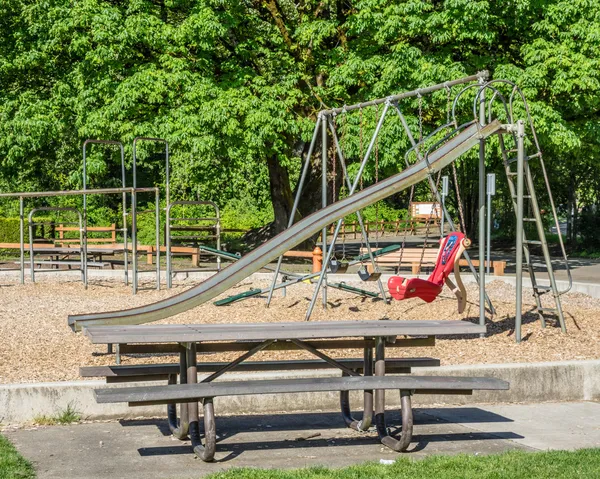 Speeltoestellen van de grond in een park — Stockfoto