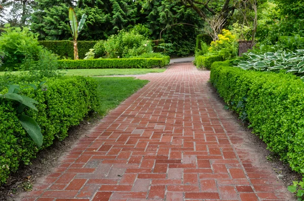 Baksteen paden door een tuin — Stockfoto