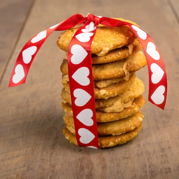 Biscuits Saint-Valentin attachés avec un ruban de coeur — Photo