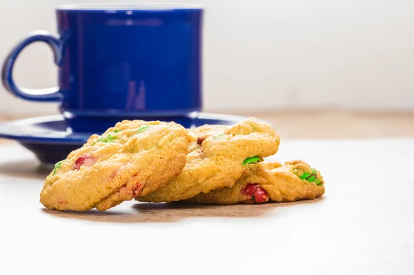 Três biscoitos frescos com caneca de café — Fotografia de Stock