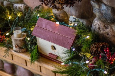 Şömine için Noel ışıkları ile süslenmiş.