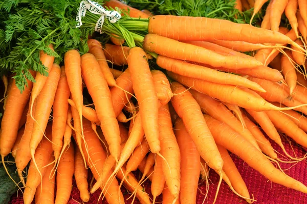 Zanahorias frescas en el mercado —  Fotos de Stock