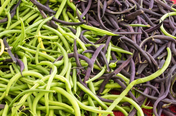 Fresh green beans on display — Stock Photo, Image