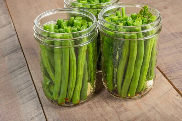 Frascos de feijão verde prontos para preservar — Fotografia de Stock