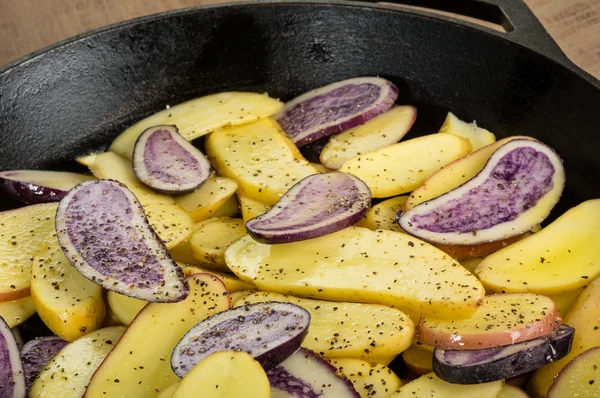 蓝色和黄色的土豆扔进煎锅 — 图库照片