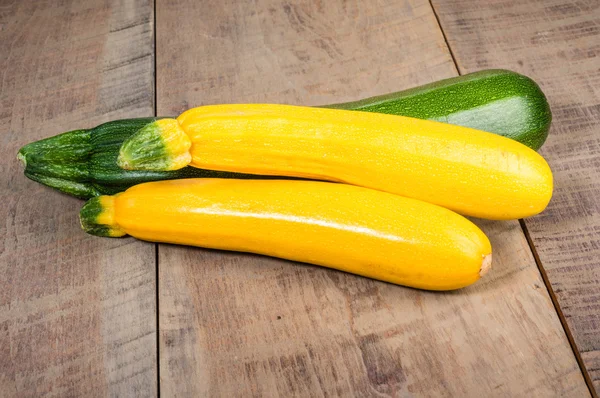 Zucchini and yellow squash on table — Stock Photo, Image