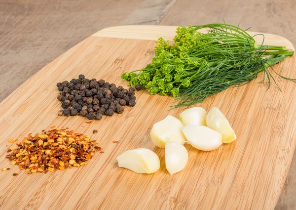 Schneidebrett mit Gewürzen zum Kochen — Stockfoto