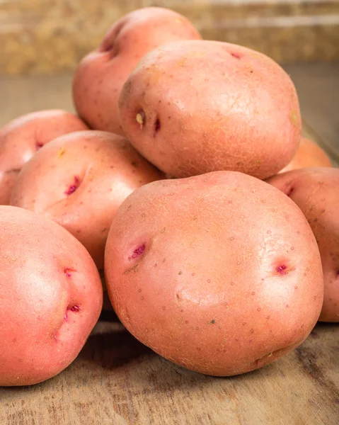Ny gröda röd potatis på bordet — Stockfoto